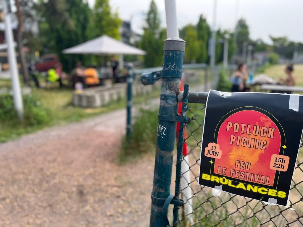 une affiche annoncant un pique nique du festival brulances dans un parc