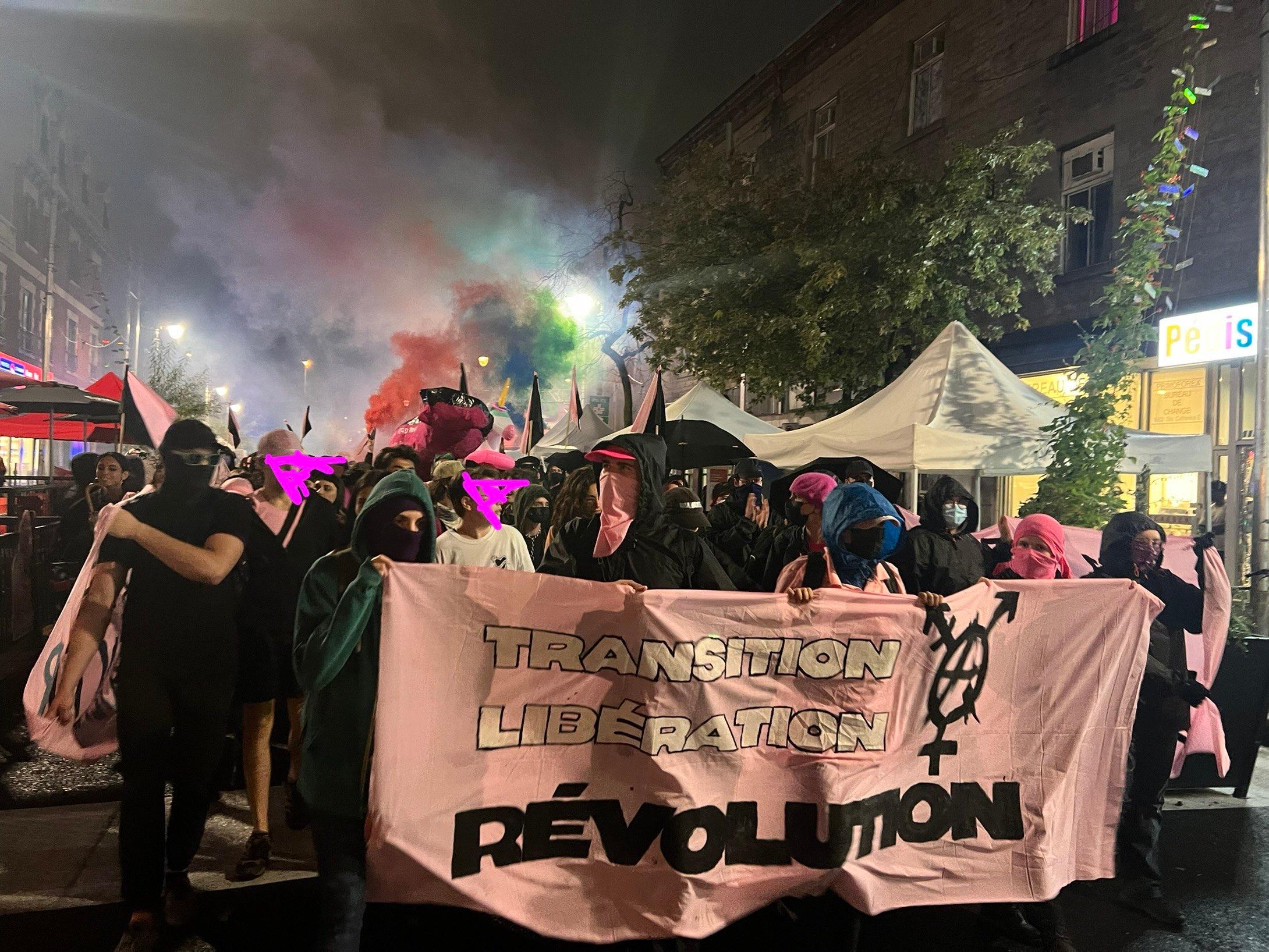 La tête de la manifestation, une bannière sur laquelle on lit "transition, libération, révolution"